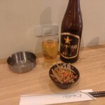 酔い処居酒屋 IRORI - 中瓶ビールと定食に付く小鉢。タバコは吸えるけど、電源は使えない