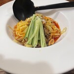 天府記 - 汁なし担々麺ハーフサイズがあるのも良いですね！しかしコレ！辛いぞー！
