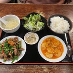 天府記 - カミさんしれっとW定食。青椒肉絲と海老チリ。青椒の味付けも独特ですね