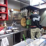 六盛 - 「冷麺」「温麺」は注文を受けてから製麺機で作ります