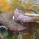 六盛 - 中華そばは豚肉チャーシュを一枚一枚炙って提供