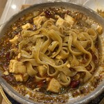 京熹 - 麻婆豆腐刀削麺を天地返しすると麺が出てきますー！