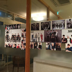 ハングル・タイガー・ダイニング - K-POPのボーイズグループのポスターが。この面だけなので、雰囲気は壊れていません。音楽もK-POPです。