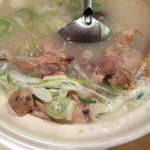 ハングル・タイガー・ダイニング - サムゲタン鍋の鶏肉を持ち上げ拡大撮影