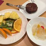 ハングル・タイガー・ダイニング - 右上の茶色いものは、日本のエンゼルパイみたいな、たぶん韓国のお菓子です。右下のフルーツポンチは、日本のバイキングによくあるナタデココではなく、アロエです。