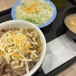松屋 - 料理写真:チーズ牛めしは青のりが乗っておしゃれです。サラダもついてきた!