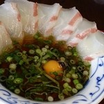 活魚問屋 海寶 - 鯛飯 ご飯と別の器に鯛の刺身等々が盛り付けられてます