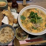 千舟屋 - 料理写真:気鶏そぼろけいらんうどんと週替わりご飯（かやくご飯）のセットとちくわ天