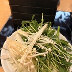 旬菜しゃぶ重 - 料理写真:エノキボンバーイエー