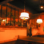 無国籍バル KAIKYO - テーブルの上にはペンダントの柔らかな明かりが…店内は木材をふんだんに使用しているので全体的にあったかな雰囲気を醸し出しています★