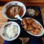 龍盛 - 料理写真:●昼ランチ　880円（日曜日、祝日＋200円）

ミニではなくて普通の大きさのラーメンが食べたかったので

●ミニ台湾ラーメンからフルサイズに変更　＋150円

合計　1,030円　を注文してみた