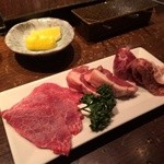 Yakiniku Man'No - 左から赤身、あぶしん、ハラミ