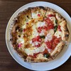 ピッツェリア ルッチ - マルゲリータとクワトロフォルマッジローズはちみつかけのハーフアンドハーフ(1870円)です。
