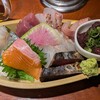 魚`S まん - サーモン一つ食べた後です