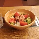 サウナ＆カプセルホテル 北欧 - ツナとトマトのサラダ