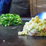 ほんま門  - 目の前で焼かれるお好み焼きの旨そうだった事を