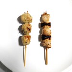 日本一 - 料理写真:青じそつくね串(左)とももねぎ串(右)