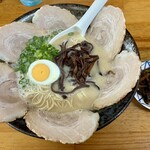 久留米ラーメン丸八 - 料理写真:チャーシューメン 1200円
小皿はサービスの激辛高菜