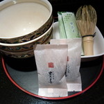 京都ブライトンホテル - お抹茶と宝泉堂さんの黒豆しぼりがサービスで置かれています
