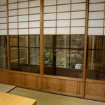 廊下の向こうの坪庭に小雪が舞います