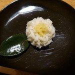 御料理 樋渡 - 寒椿を模した生菓子　これもご主人のお手製です