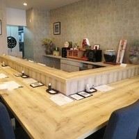 和創ふんりんかん ぎり - 店内はL字カウンターと個室があります。