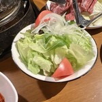 ホルモン・ジンギスカン たたら - 新鮮トマトとレタスのサラダ