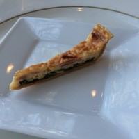 現代仏蘭西料理 朔詩舎 - ひとくちのお楽しみ　　ベーコンとほうれん草のキッシュ