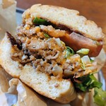 JAMES - チョップドチーズ (紙に包んだままなら写真映えはしないけれど、食べやすいと思う)