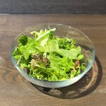 Bistro cafe eS - グリーンサラダ･･･シャキッと瑞々しいリーフに、塩とドレッシングのシンプルな構成