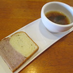 ピアチェーレ - 紫芋とローズマリーのフォカッチャとスープ