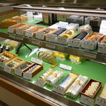 ひさご寿し - お持ち帰り用のお寿司が色々と並んでいます。