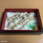 駒龍 - ごはんの上にたれが掛けられバランの上に奈良漬が