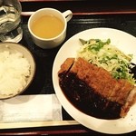 Kafe Ando Kicchin Komekome Shokudou - ランチ700。
      とんかつ。カツは揚げ過ぎてないので、中はしっとりしてて悪くなかったですねー
      サラダもキャベツの浅漬けの様な付け合わせとひじき（笑）
      いただけなかったのは、ソースですね…かなり塩分高くて疲れるし喉渇くし(´Д` )
      
      まあ、総じていつものクオリティでした。