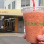 タマル - ミックスフルーツのフレッシュジュース(税込300円)
苺&柑橘&甘蕉〖バナナ〗&パイナップルの香りと甘みがするひんやり冷たいフレッシュジュース、お値打ちです♪