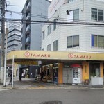 タマル - JR広島駅から徒歩3分、大洲通りに面したビルの1階にある「フルーツショップタマル」さん
こちらのお店は白地に朱色の「Fruit Cafe TAMARU 」を展開している株式会社タマルが運営