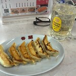 香蘭 - 料理写真:焼き餃子とハイボール