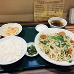南京路 - 料理写真:レバニラ定食。

美味しい餃子を求めて、評価の高かったこちらへ初訪問。
開店5分後に到着するも、席はほぼ埋まっており、その後は店前に行列。
お店の方は忙しい中でも、クセのあるお客にも素晴らしい接客◎