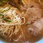 博多とんこつ 真咲雄 - 細麺とチャーシュー