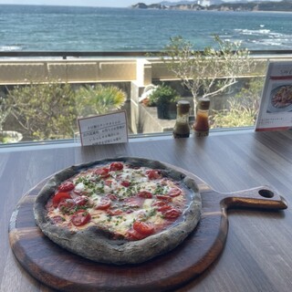 カフェ・ド・マンマ - 料理写真:優糖星トマトピッツァを黒ピザ生地で