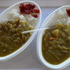 里美食堂 - 黄色いカレー 並盛＋黄色いカレー 半ライス