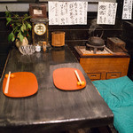 粥茶屋 写楽 - テーブル席には鉄瓶の暖房