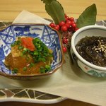 助六 - お通しの「あん肝と煮凝り」「もずく酢」