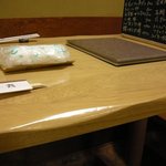 助六 - 堀こたつ方式のテーブルに足元ホットカーペット敷き