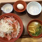 すき家 - 料理写真:サワークリームオニオンローストビーフ丼980・おんたま変更20・みそ汁110