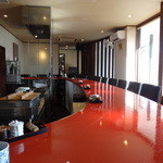 オゴッソ - 店内の赤いカウンター