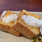 CAFFE SCIMMIA ROSSO - 穏やかに焼かれた感ある
シットリとしたフレンチトーストで美味しい