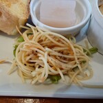 CAFFE SCIMMIA ROSSO - ◯パスタ
サラダパスタな感じで
油の円やかさ、酸味の爽やかさ、ハーブ感

何だかどっかで味わったことのある
美味しい味わいで美味しい

尋ねてみたら
イタリアンドレッシングだと、話されていた