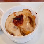 CAFFE SCIMMIA ROSSO - 軽くカレー粉な味わいがありポテト、コーン、玉ねぎ
ホワイトソースにチーズ載せ
