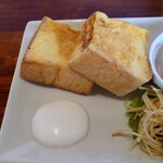 CAFFE SCIMMIA ROSSO - ◯フレンチトースト
ホイップクリームではなくて
キチンとした生クリームが添えられており